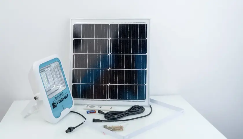 Zestaw do oświetlenia drogi: lampa solarna, panel, pilot i akcesoria. Gotowy do wymiany baterii i montażu.