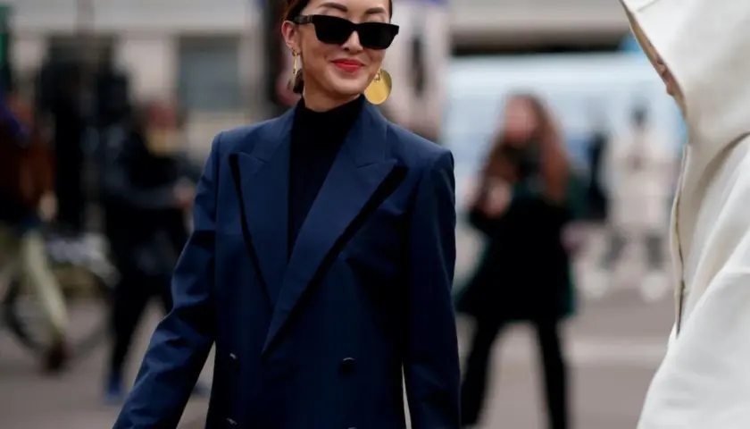 Dunkelblau & Schwarz: So gelingt der elegante Outfit-Trend