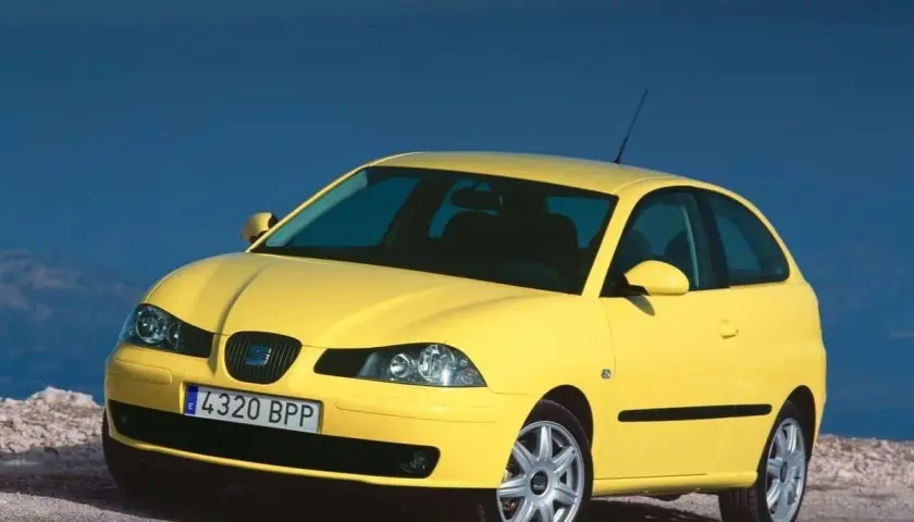 Żółty Seat Ibiza III z przodu, na tle niebieskiego nieba.