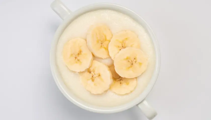 Pyszna owsianka z plasterkami banana. Idealna maseczka z banana na śniadanie.