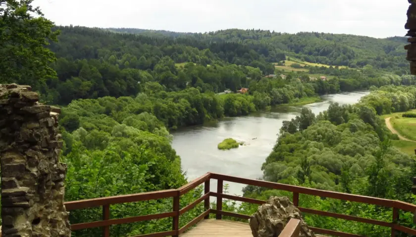 Widok z ruin zamku sobień na meandrującą rzekę i zielone wzgórza.