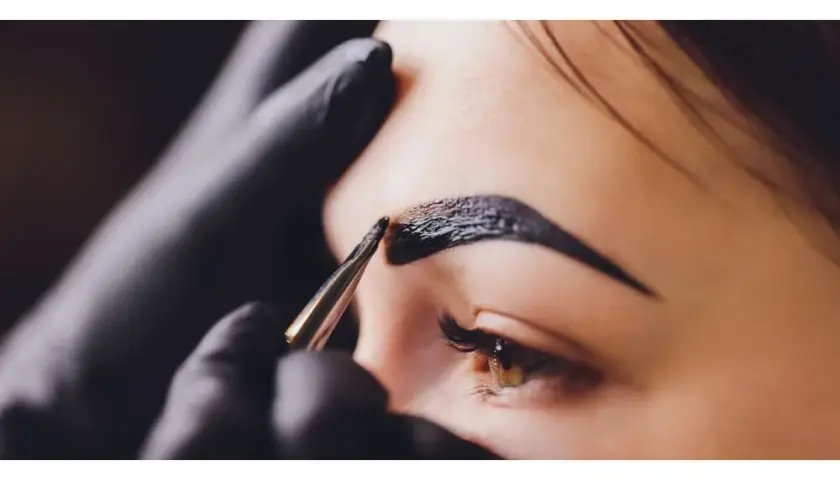Henna do brwi: pudrowa czy żelowa? Wybierz idealny kolor i typ!
