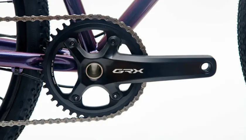 Mechanizm korbowy Shimano GRX z łańcuchem i zębatką. Podpowie jak dobrać suport do roweru.