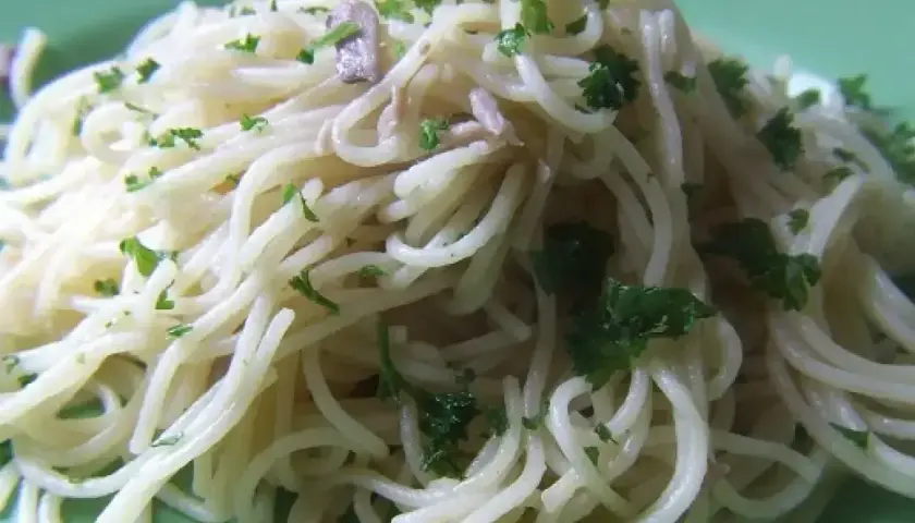 Delikatny makaron spaghetti z czosnkiem i pietruszką. Idealny, gdy zastanawiasz się, jaki sos do makaronu wybrać na szybki obiad.