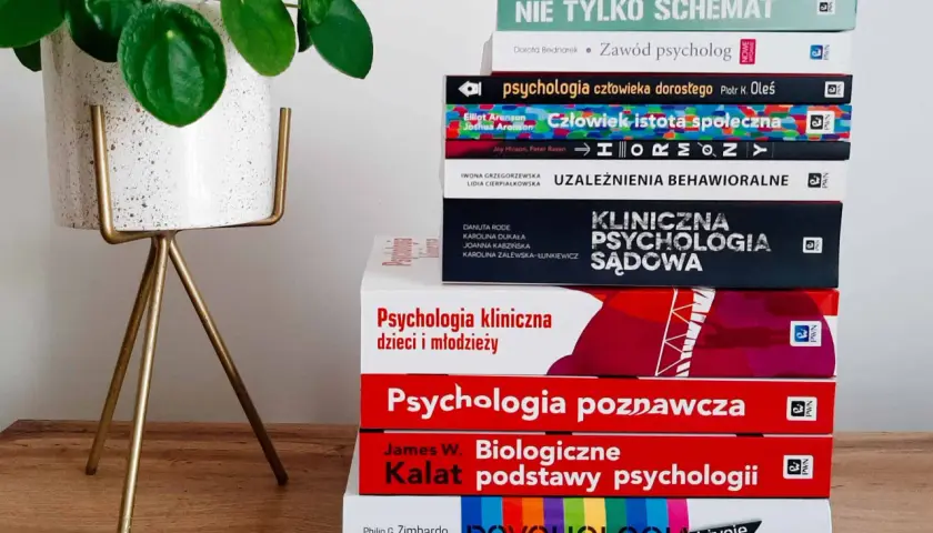 Stos książek do studiów psychologicznych: "Psychologia kliniczna", "Psychologia poznawcza", "Biologiczne podstawy psychologii" i inne.