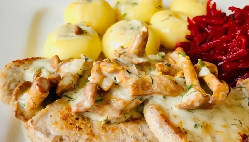 Miękkie polędwiczki wieprzowe w sosie z kurkami, podane z ziemniakami i buraczkami. Pyszny obiad!