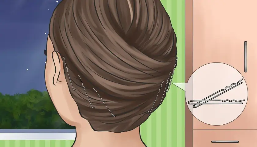 Pelo recogido con horquillas para lograr un estilo como alisar el pelo sin plancha.