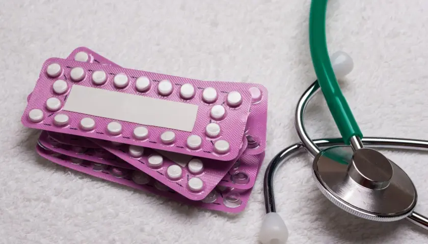 Opakowania tabletek antykoncepcyjnych i zielony stetoskop. To może być początek rozmowy o zdrowiu, np. o antykoncepcji hormonalnej, jak Endovelle.