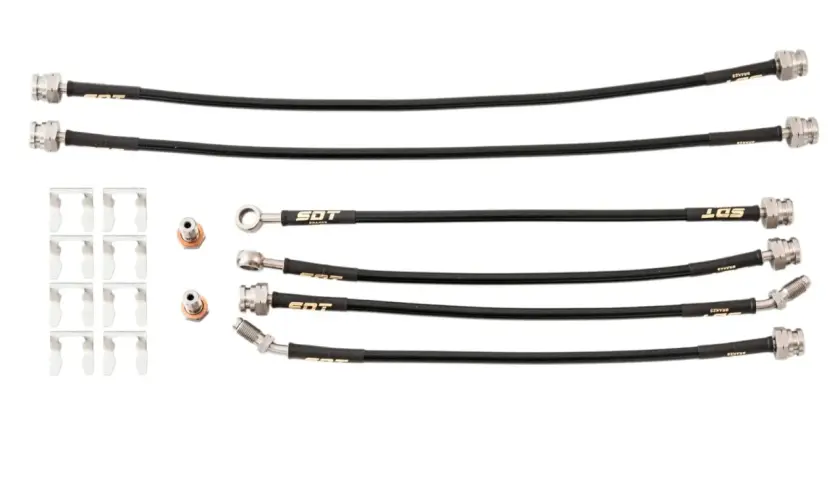 Latiguillos metálicos de freno con conectores y clips.