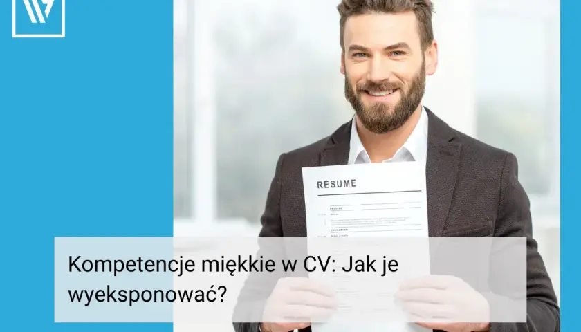 Uśmiechnięty mężczyzna prezentuje CV, na którym widnieje napis "Resume". Tekst na zdjęciu sugeruje, jak wyeksponować kompetencje miękkie.