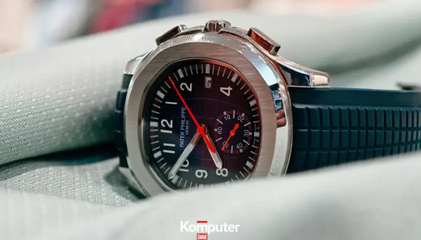 Elegancki zegarek Patek Philippe, model inspirowany stylem Marie Philippe, z czarną tarczą i gumowym paskiem, leży na zielonym materiale.