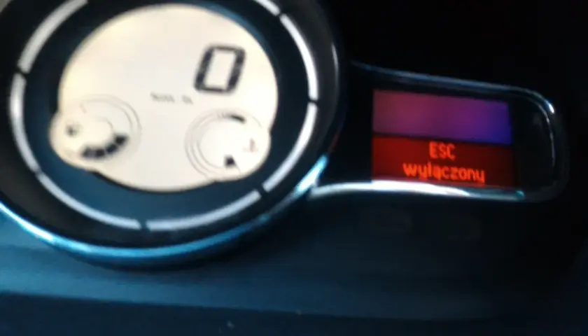 Na desce rozdzielczej Renault widać komunikat "ESC wyłączony".