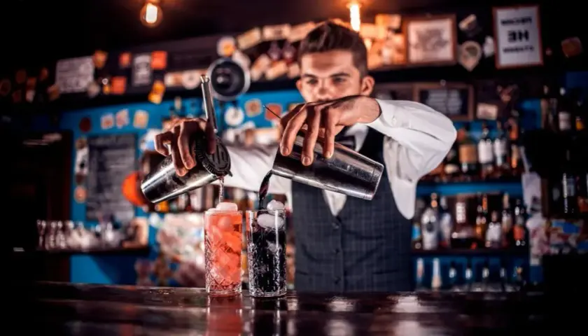 Barman co: odkryj tajniki zawodu barmana i interesujące firmy