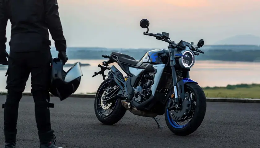 Motocykl z niebieskimi akcentami i nowoczesnym designem, gotowy do jazdy. Różne pojemności motocykli oferują wrażenia dla każdego.