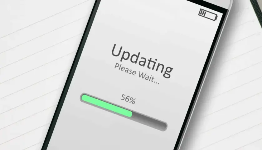 Ekran telefonu pokazuje postęp aktualizacji do 56%. Czekamy na zakończenie procesu.