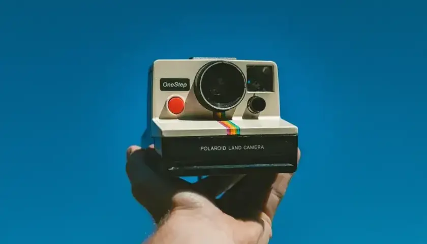 Instax czy Polaroid? Aparat natychmiastowy: wybór i koszty zdjęć