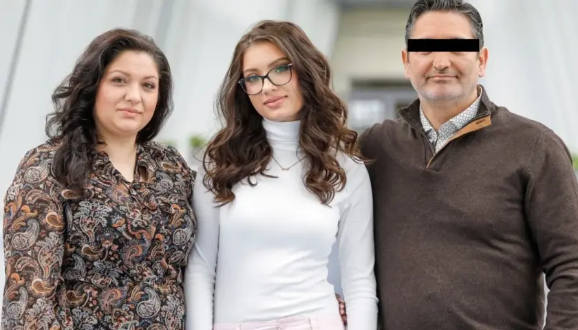 Rodzice Viki Gabor, mama z kręconymi włosami i tata z zasłoniętymi oczami, stoją obok córki w okularach.