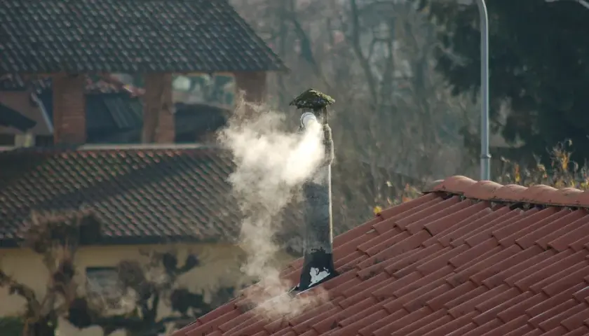 Jak ograniczyć dym z komina i poprawić jakość powietrza w domu