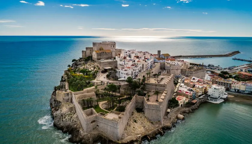 El **puerto de Peñíscola** se asoma al mar Mediterráneo, con su imponente castillo y casas blancas aferradas a la roca.