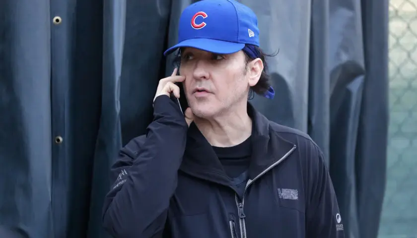 John Cusack w czapce Cubs rozmawia przez telefon. Fani jego filmów pewnie zastanawiają się, o czym dyskutuje.