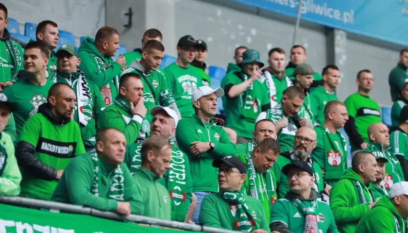 Kibice Radomiaka Radom w zielonych barwach na trybunach podczas meczu Piast Gliwice – Radomiak Radom.