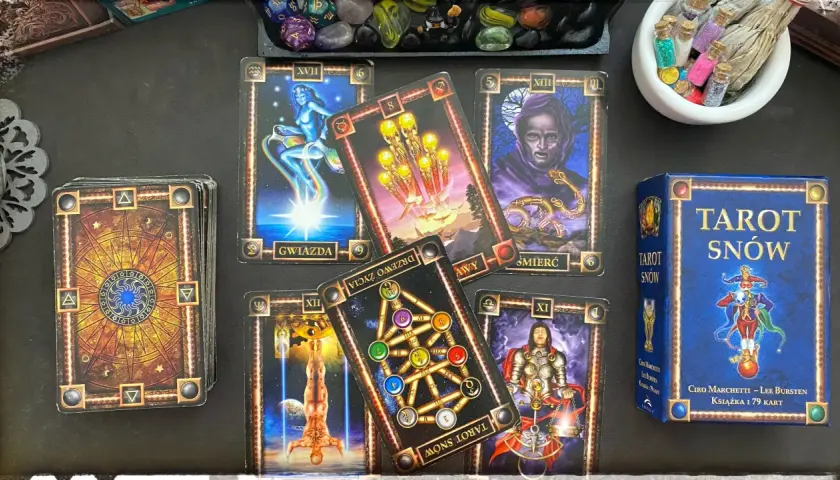 Rozłożone karty tarota, w tym "Gwiazda" i "Śmierć", oraz pudełko "Tarot Snow". Zastanawiasz się, tarot co to? To narzędzie do wróżenia.