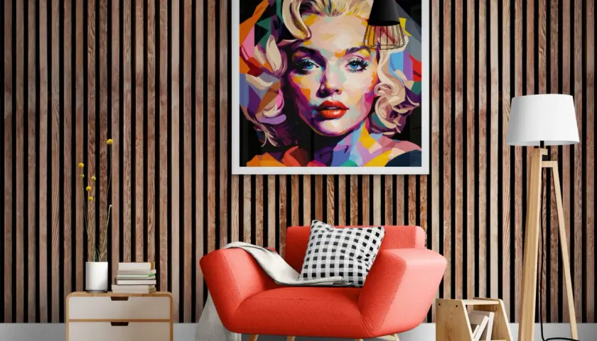 Portrait coloré de Marilyn Monroe, un type de peinture murale audacieux sur un mur lambrissé.