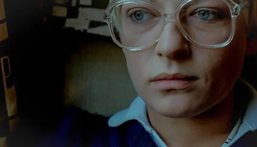 Zbliżenie na twarz kobiety w okularach, przypominającą postać z filmów Barbary Sass.