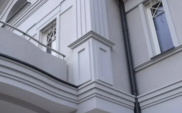 Sztukateria okienna: funkcje, rodzaje i trendy w dekoracji budynków