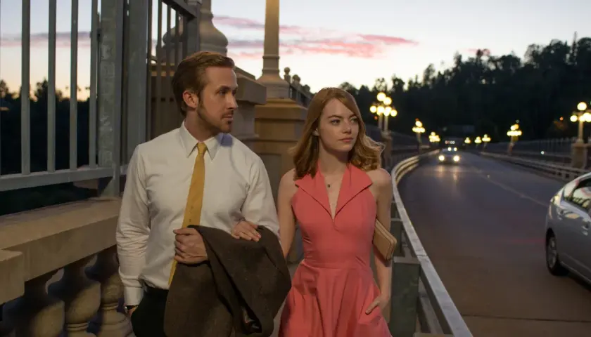 Para spacerująca po moście w LA, marząca o karierze w La La Land. Zachód słońca, światła miasta i nadzieja.