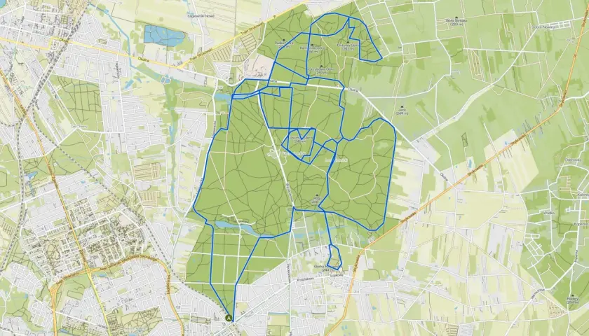 Mapa z zaznaczonymi trasami rowerowymi w Łodzi, prowadzącymi przez tereny zielone i lasy, m.in. Las Łagiewnicki.