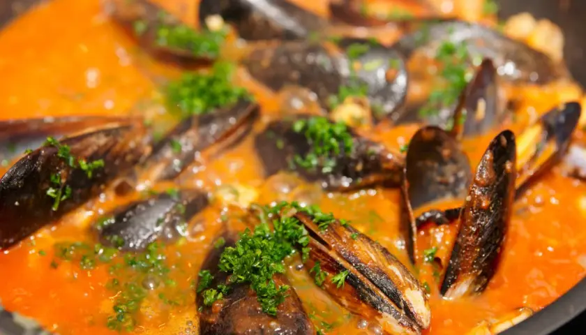 Muscheln in Tomatensoße, ein köstliches Gericht, das Lust auf mehr macht. Perfekt für alle, die gerne Muscheln essen. Rezepte dafür gibt es viele!