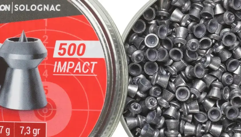 Puszka śrutu do wiatrówki "500 IMPACT" i pełna zawartość drobnego, ołowianego śrutu.