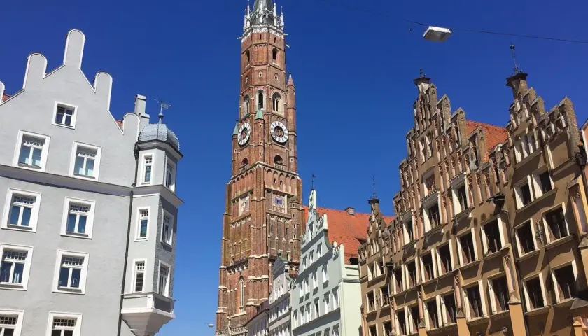 Blick auf die imposante gotische Kirche und historische Gebäude in der Landshut Altstadt.