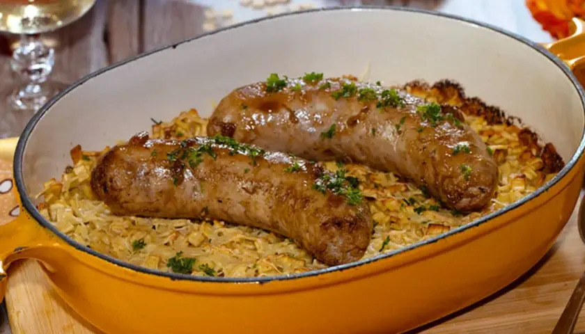 Deux diots savoyards grillés sur un lit de crozets gratinés, parsemés de persil frais. Un plat réconfortant prêt à être dégusté.