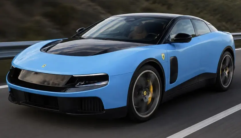 Una Ferrari elettrica blu cielo sfreccia su una strada, con il cofano nero e cerchi sportivi.
