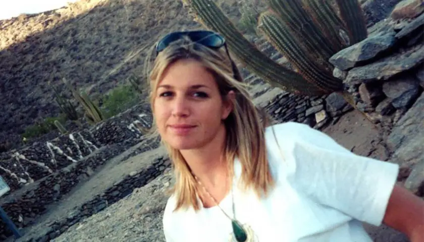 Máxima de Holanda joven sonríe en un paisaje desértico con cactus gigantes.