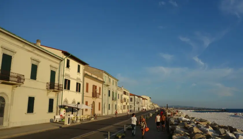 Passeggiata serale a Marina di Pisa, tra case colorate e il mare. Cosa vedere: la passeggiata lungomare e i locali.