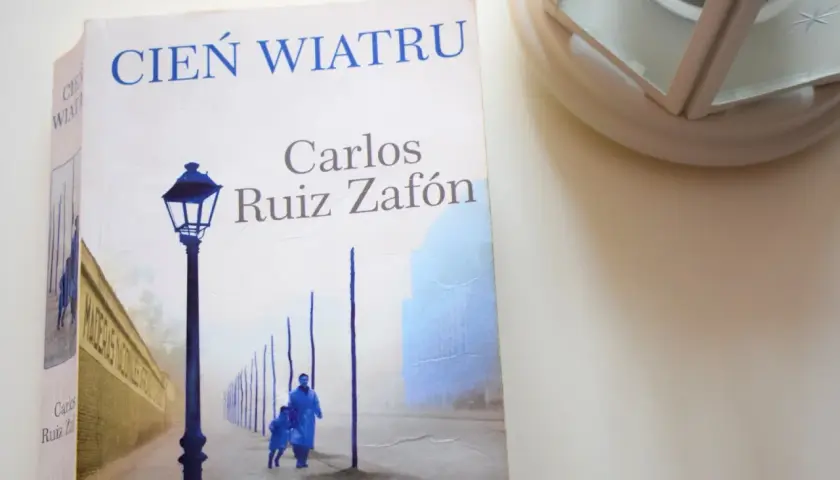 "Cień Wiatru" Zafóna: Recenzja. Czy to książka dla Ciebie?