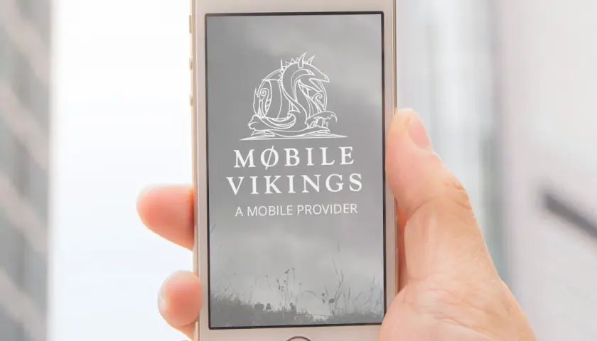 Dłoń trzyma smartfon z logo Mobile Vikings. Szybkie doładowanie viking mobile na wyciągnięcie ręki.