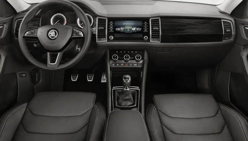 Interiör i Skoda Kodiaq med ratt, instrumentpanel och infotainmentsystem. Kanske ett problem med Skoda Kodiaq?