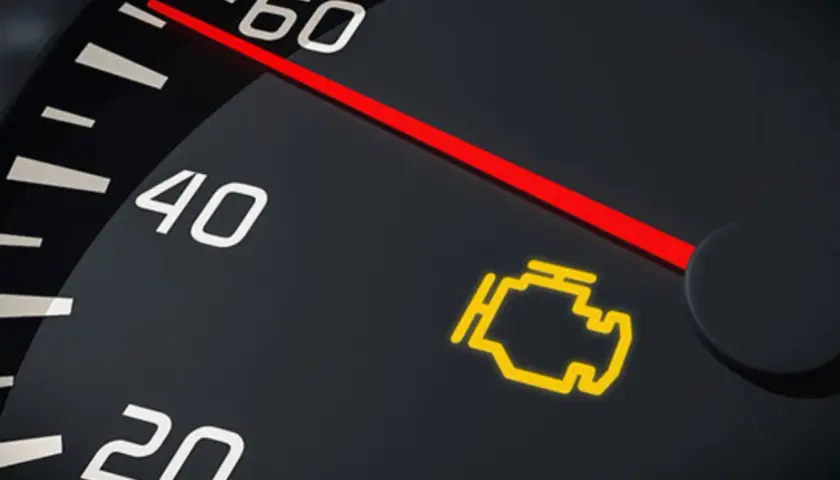 Luz de advertencia de fallo del sistema antipolución encendida en el tablero del coche.