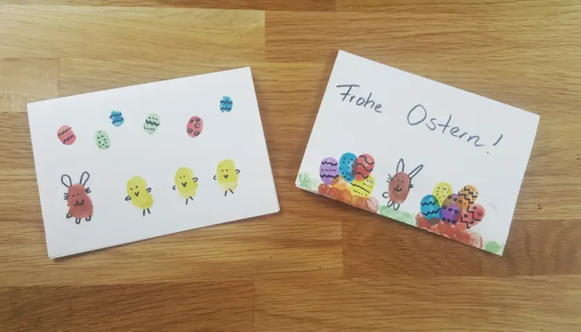 Zwei Karten mit Fingerfarbe-Ostern-Motiven: bunte Eier, Küken und Hasen.