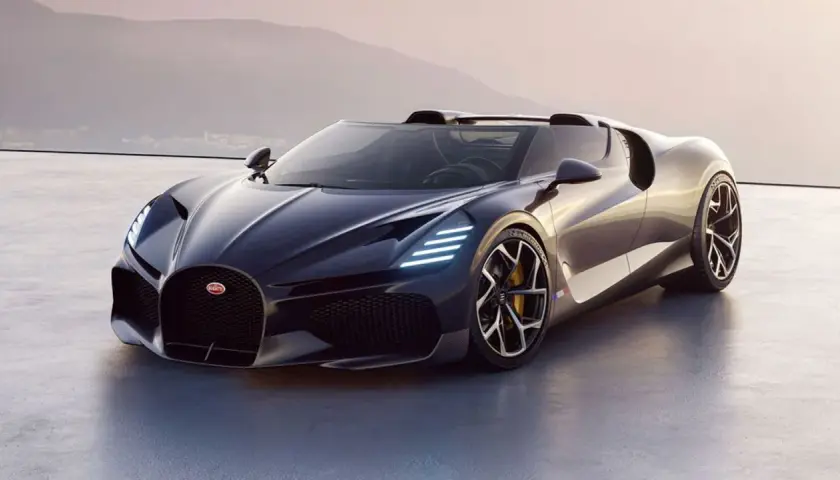 Bugatti La Voiture Noire, el coche más caro del mundo, un deportivo negro brillante con líneas aerodinámicas y luces LED.
