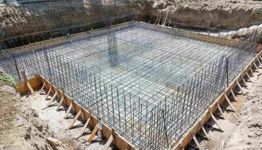 Szkielet zbrojeniowy płyty fundamentowej, gotowy do zalania betonem. To kluczowy etap budowy, wpływający na koszt płyty fundamentowej.