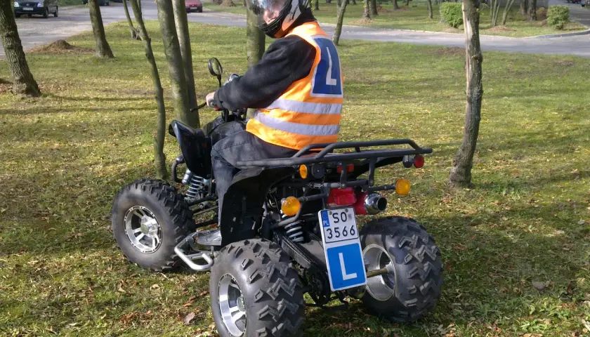 Które prawo jazdy na quada wybrać? Kompletny poradnik kategorii AM, B1, B