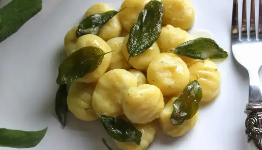 Pyszne, domowe gnocchi z szałwią i masłem. Idealny przepis na szybki obiad.