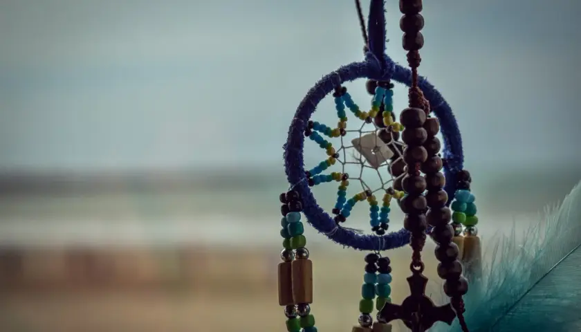 Łapacz snów z koralików i piór. Inspiracja: indiańskie ozdoby jak zrobić.