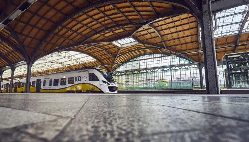 Nowoczesny pociąg KD na peronie wrocławskiego dworca Nadodrze PKP.