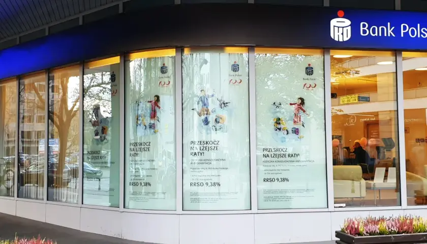 Witryna PKO Banku Polskiego z reklamą pożyczki konsolidacyjnej. RRSO 9,38% to atrakcyjna pko bp stopa bazowa.